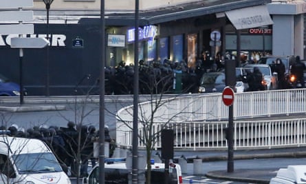Police storm the kosher supermarket