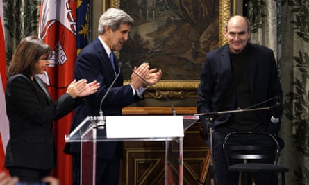 Mayor of Paris Anne Hidalgo and John Kerry applaud a performance by James Taylor at City Hall in Paris