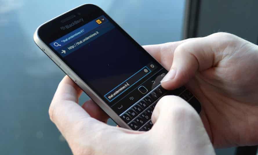 Blackberry Classic Review The Phone Diehards Have Been Waiting For Blackberry Corporation The Guardian