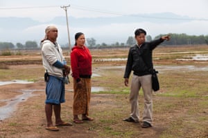Paralegal Win Naing Soe pointing out something to his clients, a husband and wife from Kawkareik district, Kayin state, Burma
