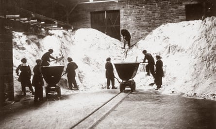 Women workers preparing nitre to be taken to the Gretna munitions factory.
