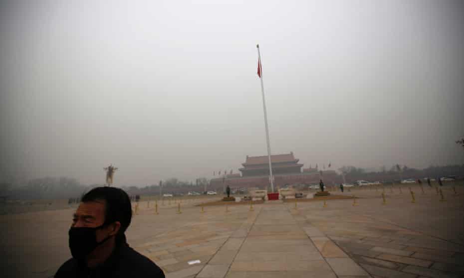 A man wearing a mask makes his way during a polluted day at Tiananmen Square in Beijing January 15, 2015. Beijing issued its first smog alert of 2015 on Tuesday. Stagnant and humid air has aggravated the city's air pollution, causing the smog to linger, according to Xinhua News Agency.