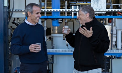 Bill Gates tests drinking water