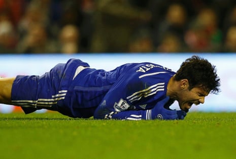 Diego Costa fall to gound appealing for a penalty.