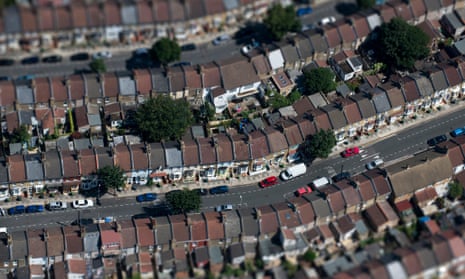 An aerial view of residential streets on the outskirts of London ( with no solar panel )