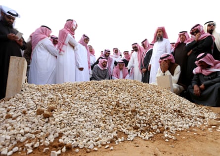 Mourners gather around King Abdullah's grave at the Al-Od cemetery in Riyadh