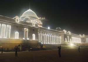 Guests take photographs in the fog as they arrive for a State Dinner at Rashtrapati Bhawan, the Presidential Palace
