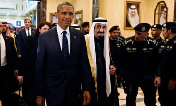 Barack Obama walks with Saudi King Salman 