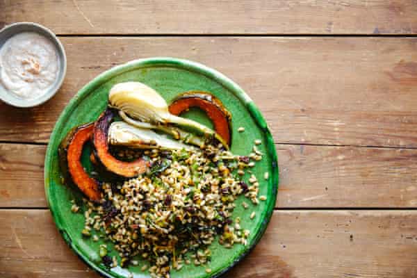Toasted pearl barley with pistachios and raisins