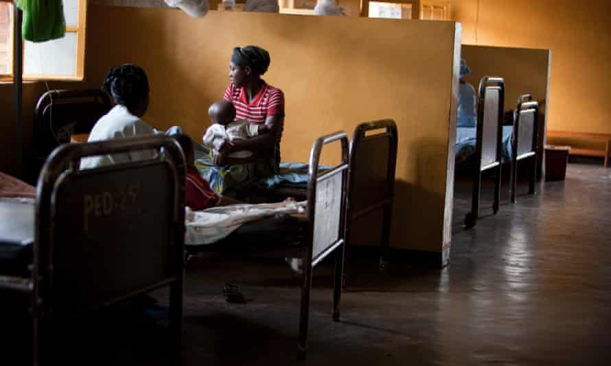 Recovering children with mothers in a pediatric malaria ward in Butare.
