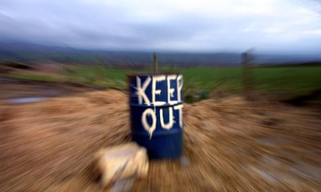 An empty oil dum tells people to stay out of the fields and public footpaths in Devon county some 400 km southwest of  London  , 15 March 2001.