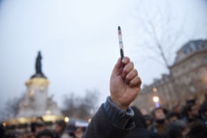 A man raises a pen as a sign of press freedom