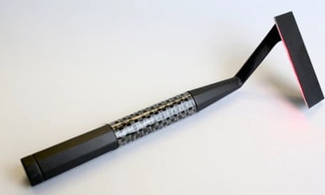 A dummy model of the Skarp laser razor.