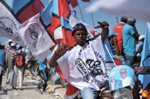 A supporter of former Tanzania's prime minister and main opposition party Chadema presidential candidate Edward Lowassa