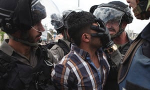 تم القبض على رجل فلسطيني من قبل شرطة الحدود الإسرائيلية في صلاة الجمعة في القدس. 