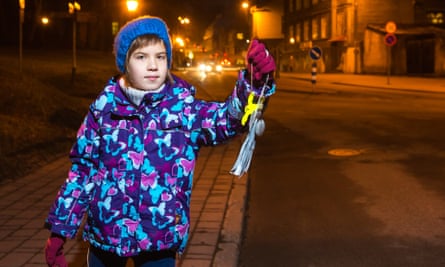 By law, pedestrians must wear reflectors in Tartu.