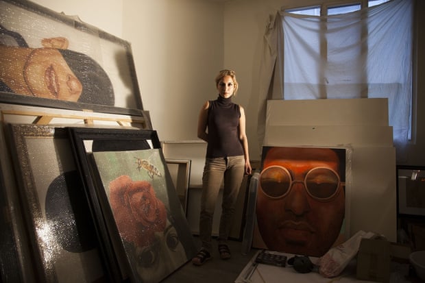 The back room of Samira Eskandarfar’s apartment in central Tehran is a messy studio where she spends hours working with oil on large canvasses. The faces she paints seem aimed at expressing sadness or distress. But the product of this inner struggle are images of people with a sense of calm and resignation.
