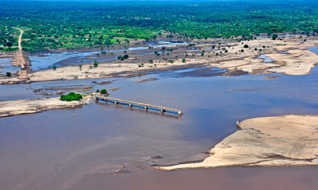 An areal view of a broken bridge over the Licungo river in Zambezia province, Mozambique, 26 January 2015. The floods in Zambezia province affect presently 124 000 people and have caused 79 deaths up to now.