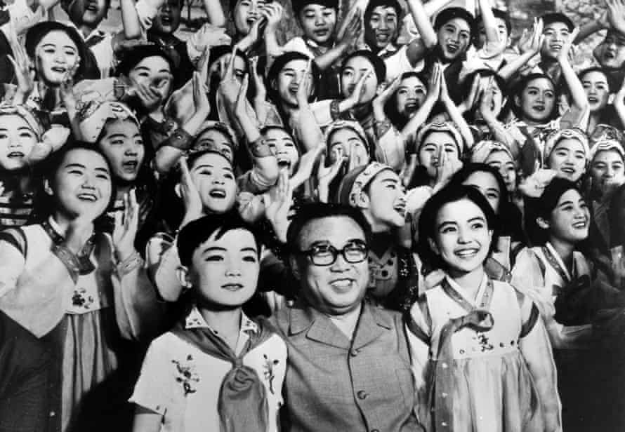 Kim Il-sung surrounded by the Pyongyang student art troupe, performed in Japan.