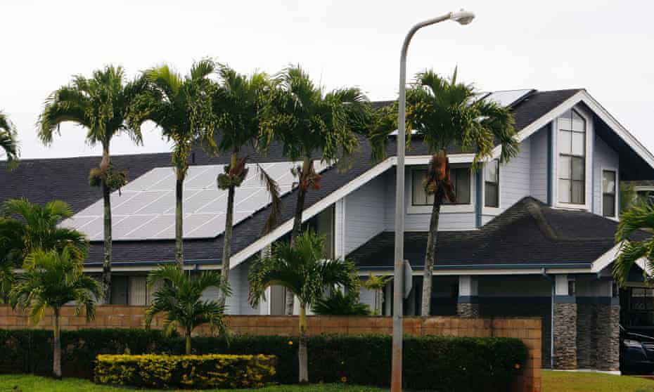 Houses with solar panels in the Mililani neighbourhood on Oahu, Hawaii