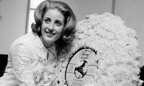 Lesley Gore celebrating her 18th birthday in 1964 with a copy of her hit record It’s My Party bedecked in flowers. Photograph: Marty Lederhandler/AP