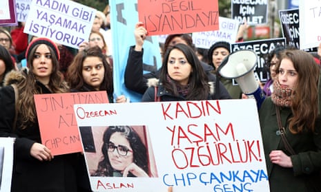 Women protesting about the murder of Ozgecan Aslan