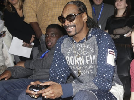 Snoop Dogg plays a Playstation 4.