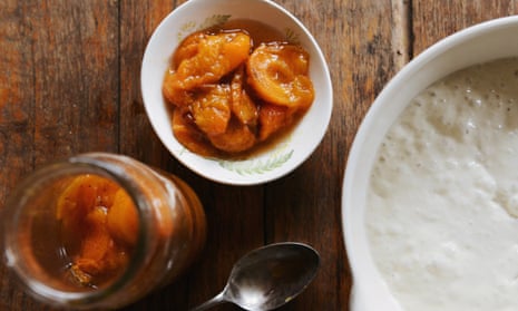 Vanilla stewed apricots can be enjoyed with crumpets. 