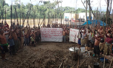 Kichwas protesting in the northern Peruvian Amazon following more than 40 years of oil operations in their territories.