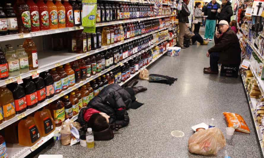 People take refuge in an Atlanta grocery store after being stranded by the snowstorm of January 2014.
