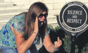 Lindsey Piedra en el Cementerio de Arlington.