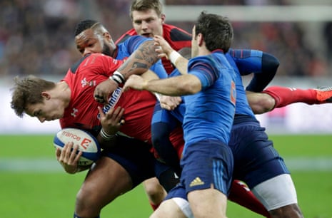 Wales' Liam Williams attempts to evade the tackle of France's Mathieu Bastareaud and Morgan Parra.