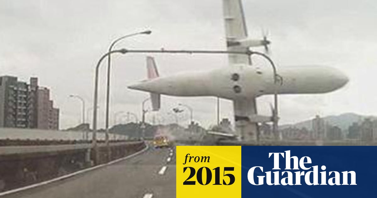 Footage shows moment plane crashes into bridge in Taiwan - video