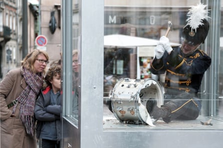 Dries Verhoeven artwork Strasbourg with man smashing drum in glass box