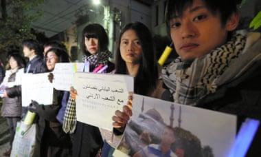Japanese people show their condolences for Kasasbeh, outside the Jordanian embassy in Tokyo.