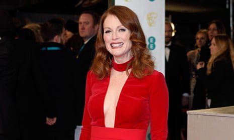 Julianne Moore shows us how to do sideboobs at the Baftas.