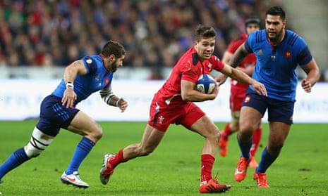 Rhys Webb of Wales cuts between Camille Lopez and Romain Taofifénua of France