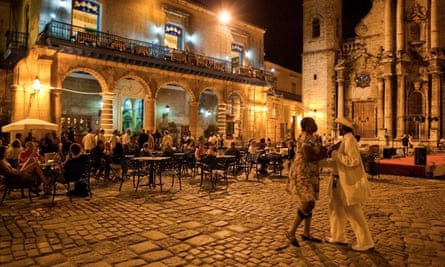 An outdoor restaurant and salsa dancers on the Plaza Catedral.