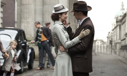 Caitriona Balfe and Tobias Menzies in Outlander