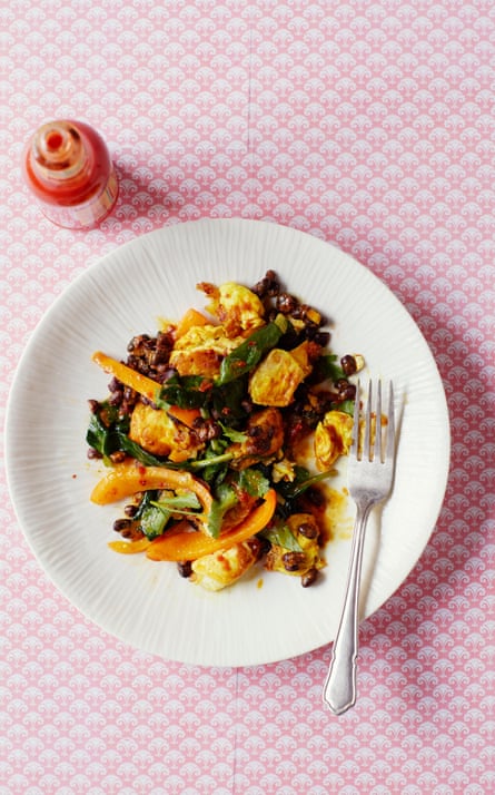 Scrambled tofu with black beans and spinach: a hearty brunch idea. Serve sprinkled with coriander and a splash of chilli sauce.