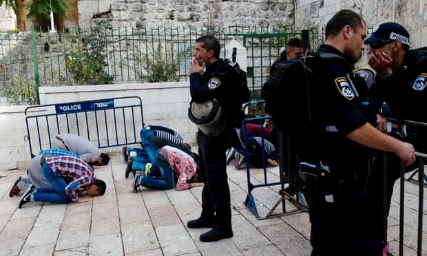 Israeli police at the entrance to the al-Aqsa mosque in 2014. Tension over access to the Haram al-Sharif/Temple Mount compound is highlighted in the report.