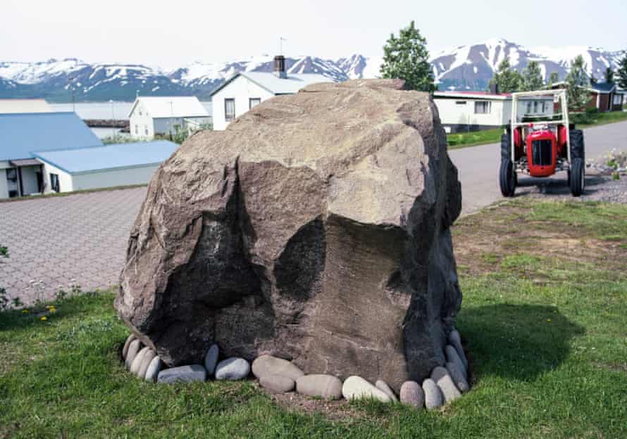 Boulder on Iceland's Hrísey island attempts to move it broke heavy machinery.