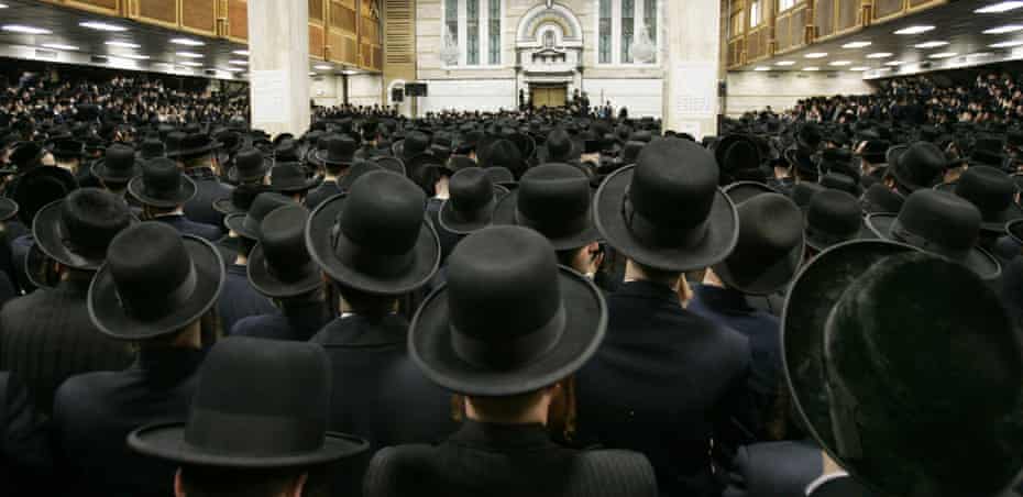 Followers of ultra-orthodox Jewish Rabbi Moses Teitelbaum of the Satmar Hassidim pack the Congregation Yetev Lev D'Satmar in the town of Kirays Joel, New York, April 25, 2006, during a funeral service for the rabbi before his burial nearby. Teitelbaum, the spiritual leader of the Satmar Hassidim sect since 1980, died April 24 at Mount Sinai Hospital in New York where he was being treated for spinal cancer.  REUTERS/Mike Segar