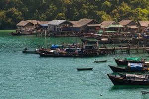 1/ Settlements in the Myeik Archipelago are mostly fishing villages, such as this one on Langan Island. Burmese and Karen migrants from the mainland in search of economic opportunities live side by side with Moken sea gypsies who now live permanently on the islands. The Moken, Karen and Burmese live in small and large villages, either on a seasonal or permanent basis. Dependence on marine resources is high, and different types of fisheries are acknowledged as the most important economic activity for local communities.