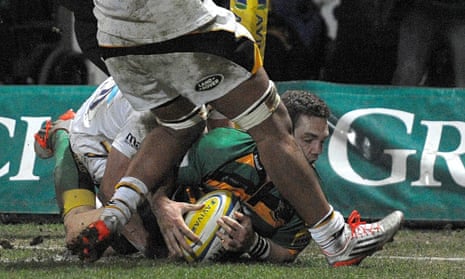 George North scores a try but also suffers concussion as he is struck by Nathan Hughes' right leg