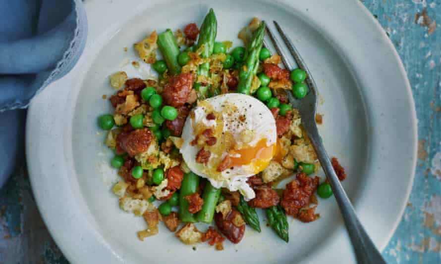 Troškinti žirneliai ir šparagai su plaktu kiaušiniu ir "chorizo migas".