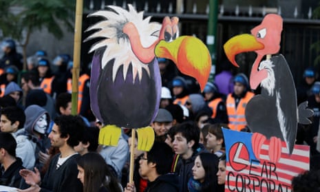 Protesters demonstrate against vulture funds outside the US Chamber of Commerce in Buenos Aires