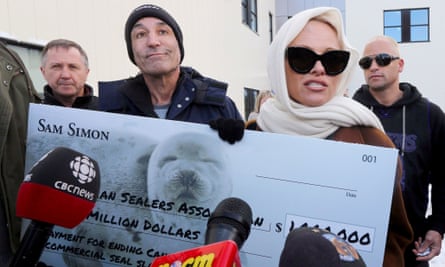 Simon Pamela Anderson cheque end seal hunting