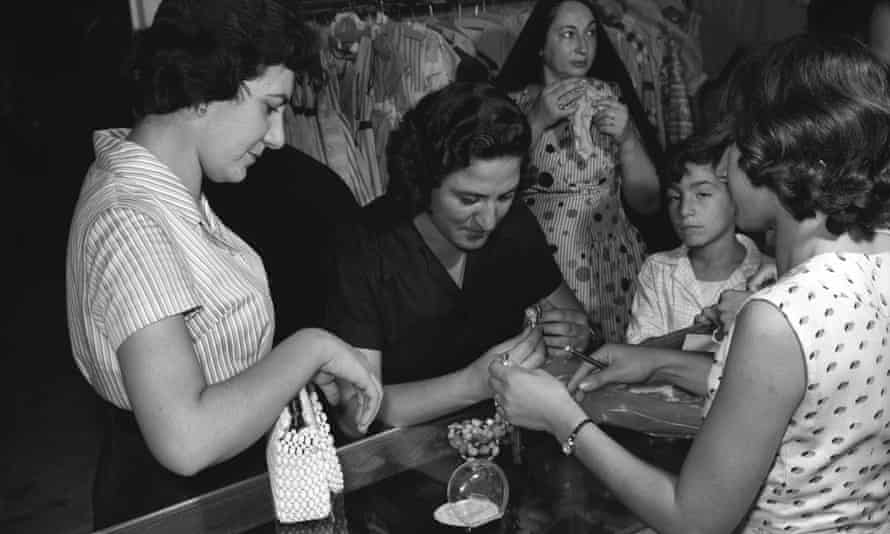 Women looking at jewellery in Baghdad in the 50s.