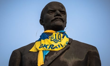 The statue of former Soviet leader Vladimir Lenin dressed with a Ukrainian national flag in the eastern city of Kramatorsk.